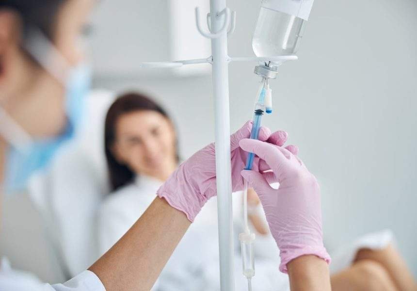 travailleur-sante-caucasien-experimente-preparant-patiente-aux-cheveux-noirs-pour-therapie-vitaminique-intraveineuse-min-scaled-860×600